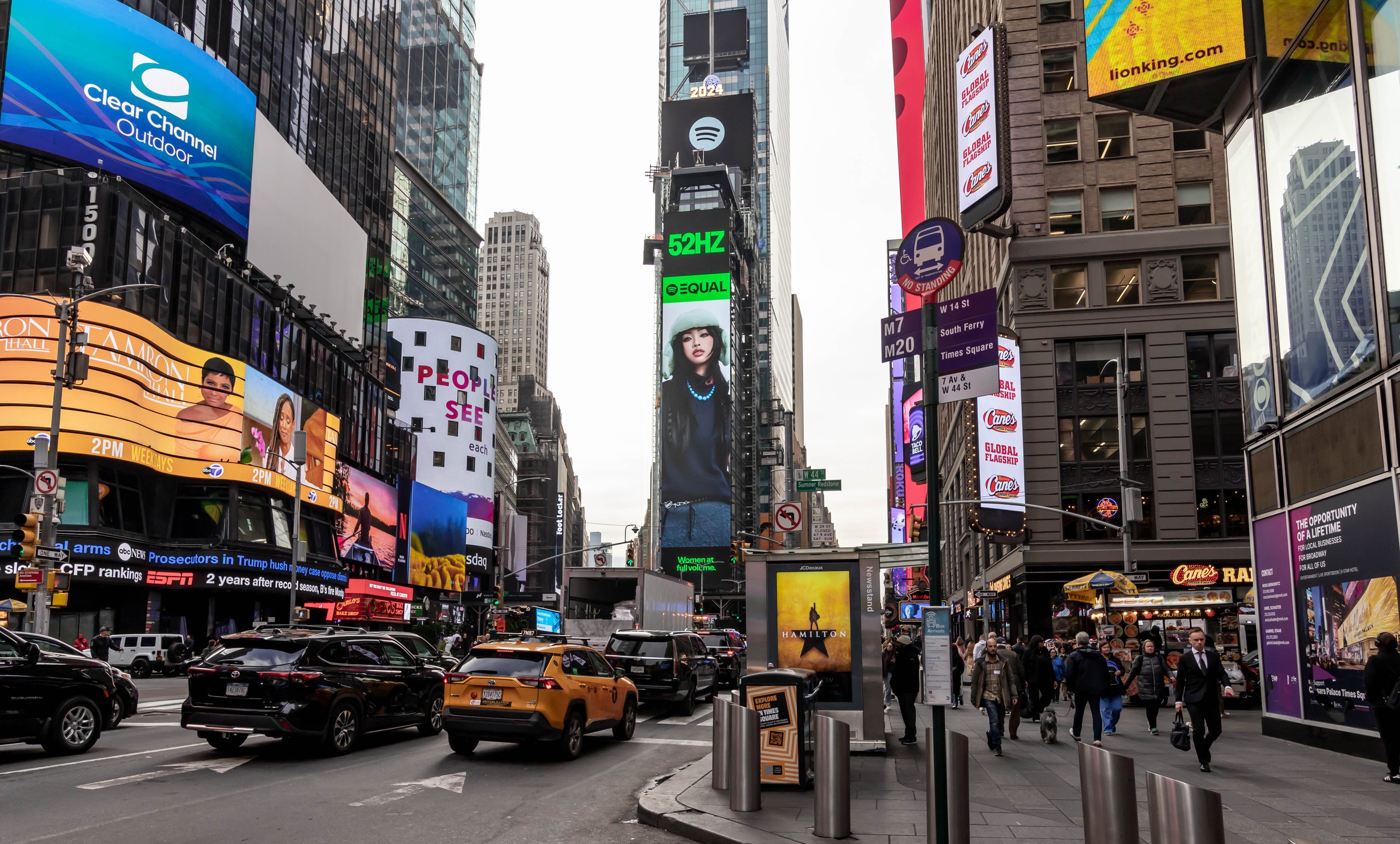 Nghệ sĩ trẻ 52Hz xuất hiện tr&ecirc;n quảng trường thời đại New York

- Ảnh 1.