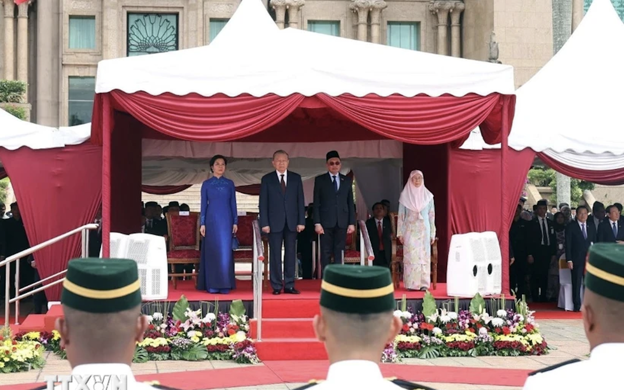 Tổng B&iacute; thư T&ocirc; L&acirc;m v&agrave; Phu nh&acirc;n tới Kuala Lumpur, bắt đầu thăm ch&iacute;nh thức Malaysia