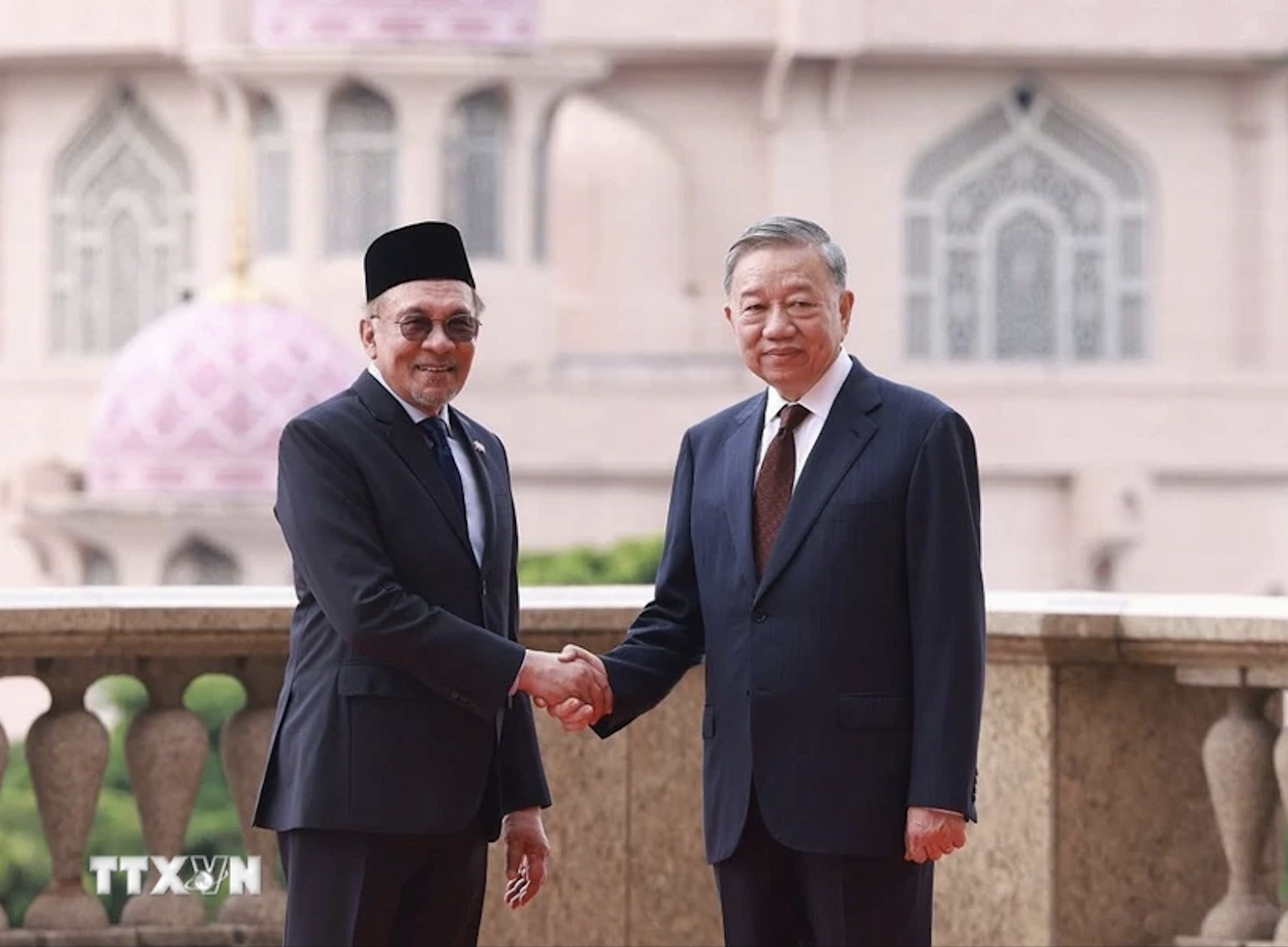 Lễ đ&oacute;n trọng thể Tổng B&iacute; thư T&ocirc; L&acirc;m v&agrave; phu nh&acirc;n thăm ch&iacute;nh thức Malaysia- Ảnh 1.