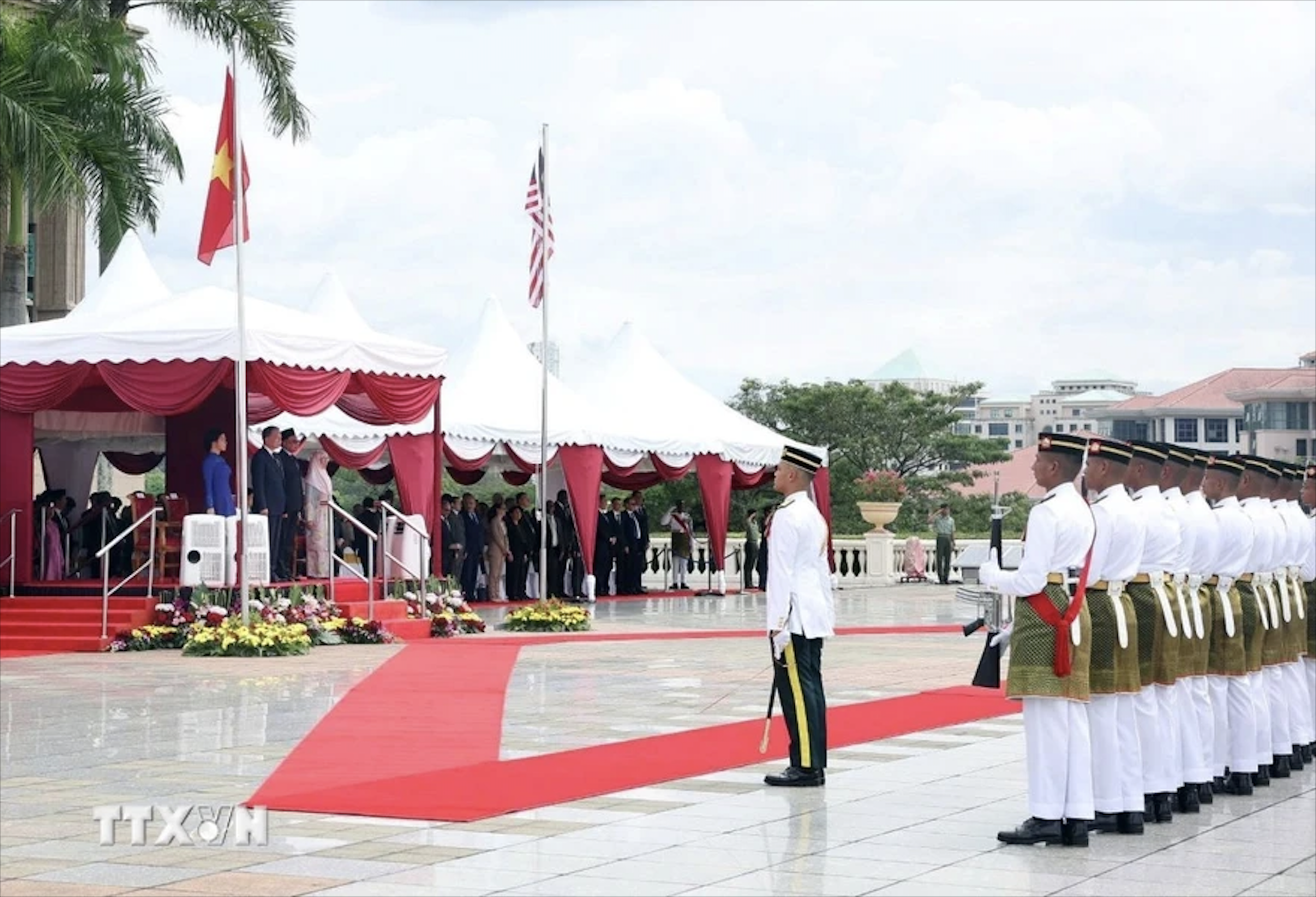 Lễ đ&oacute;n trọng thể Tổng B&iacute; thư T&ocirc; L&acirc;m v&agrave; phu nh&acirc;n thăm ch&iacute;nh thức Malaysia- Ảnh 4.