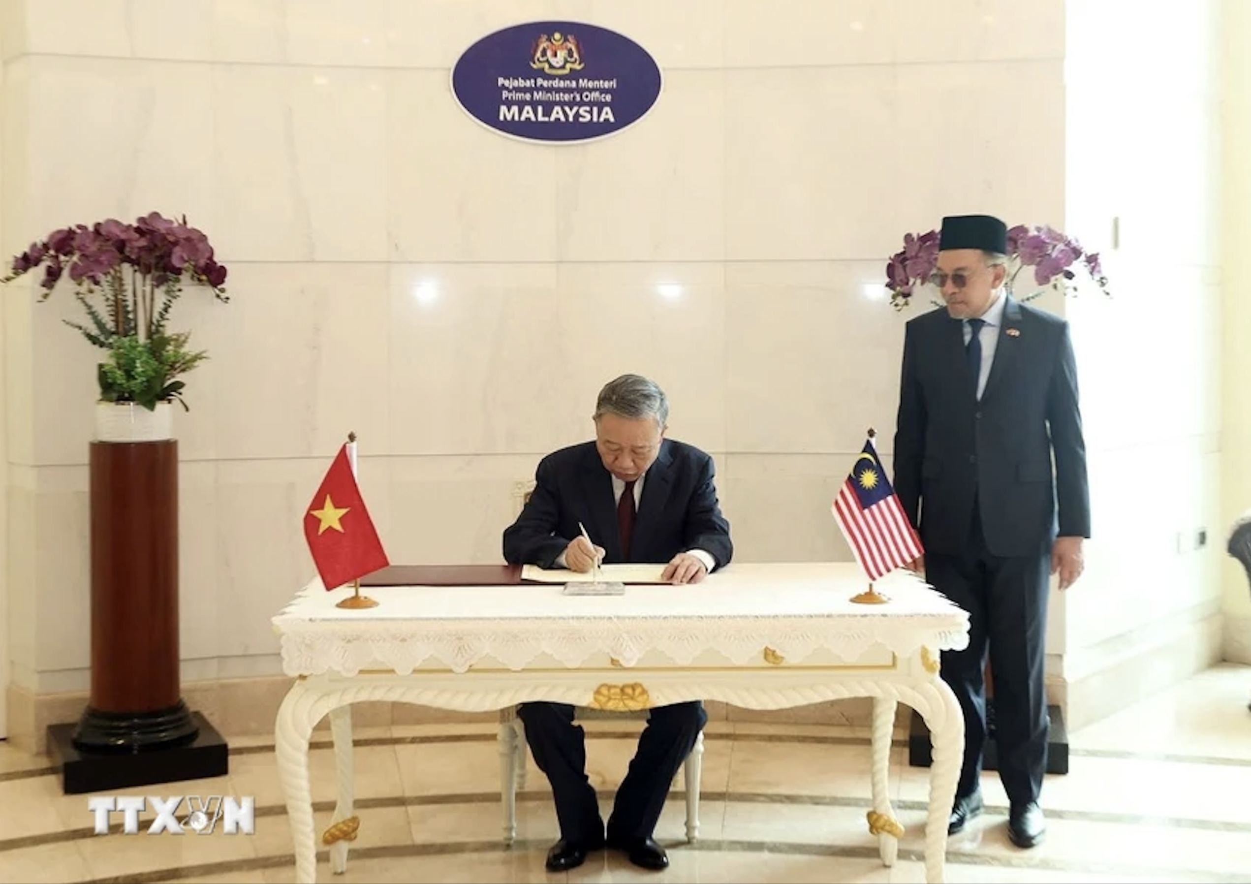 Lễ đ&oacute;n trọng thể Tổng B&iacute; thư T&ocirc; L&acirc;m v&agrave; phu nh&acirc;n thăm ch&iacute;nh thức Malaysia- Ảnh 10.