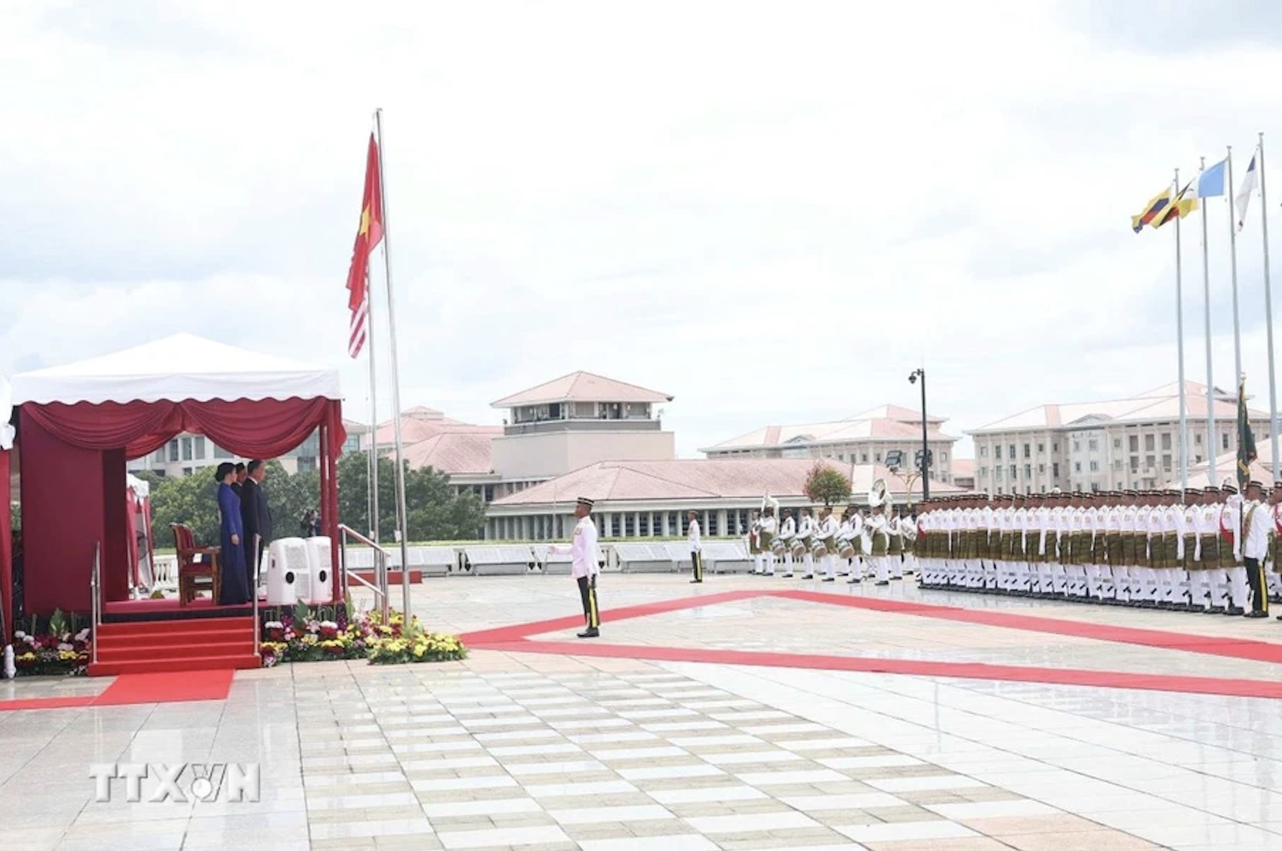 Lễ đ&oacute;n trọng thể Tổng B&iacute; thư T&ocirc; L&acirc;m v&agrave; phu nh&acirc;n thăm ch&iacute;nh thức Malaysia- Ảnh 3.