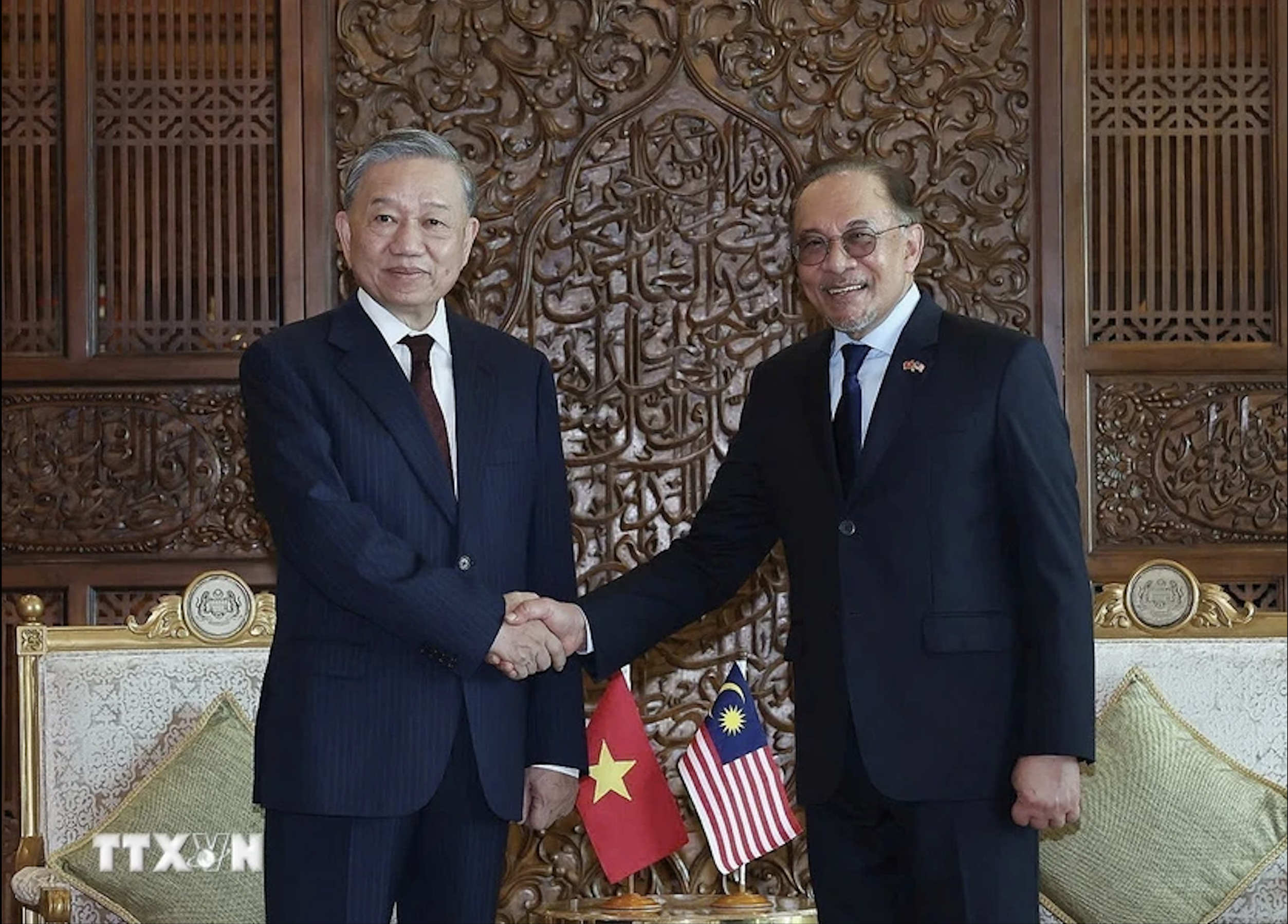 Lễ đ&oacute;n trọng thể Tổng B&iacute; thư T&ocirc; L&acirc;m v&agrave; phu nh&acirc;n thăm ch&iacute;nh thức Malaysia- Ảnh 9.