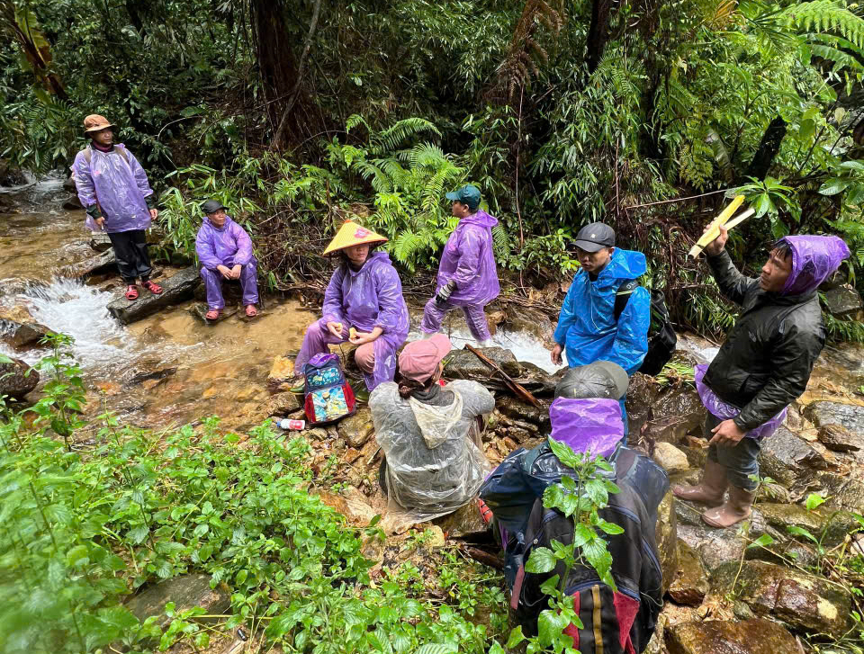 C&ocirc;ng an cứu được 3 người trong một gia đ&igrave;nh gặp nạn giữa c&aacute;nh đồng- Ảnh 3.