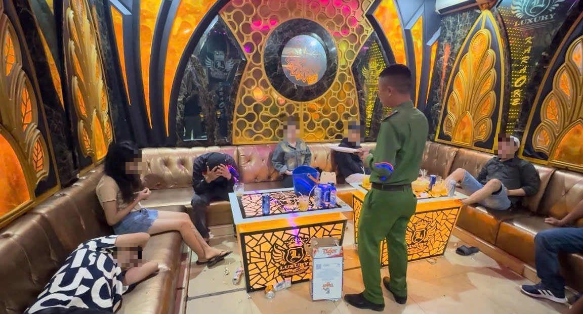 C&ocirc;ng an bắt quả tang nh&oacute;m kh&aacute;ch c&ugrave;ng nữ tiếp vi&ecirc;n qu&aacute;n karaoke bay lắc- Ảnh 1.