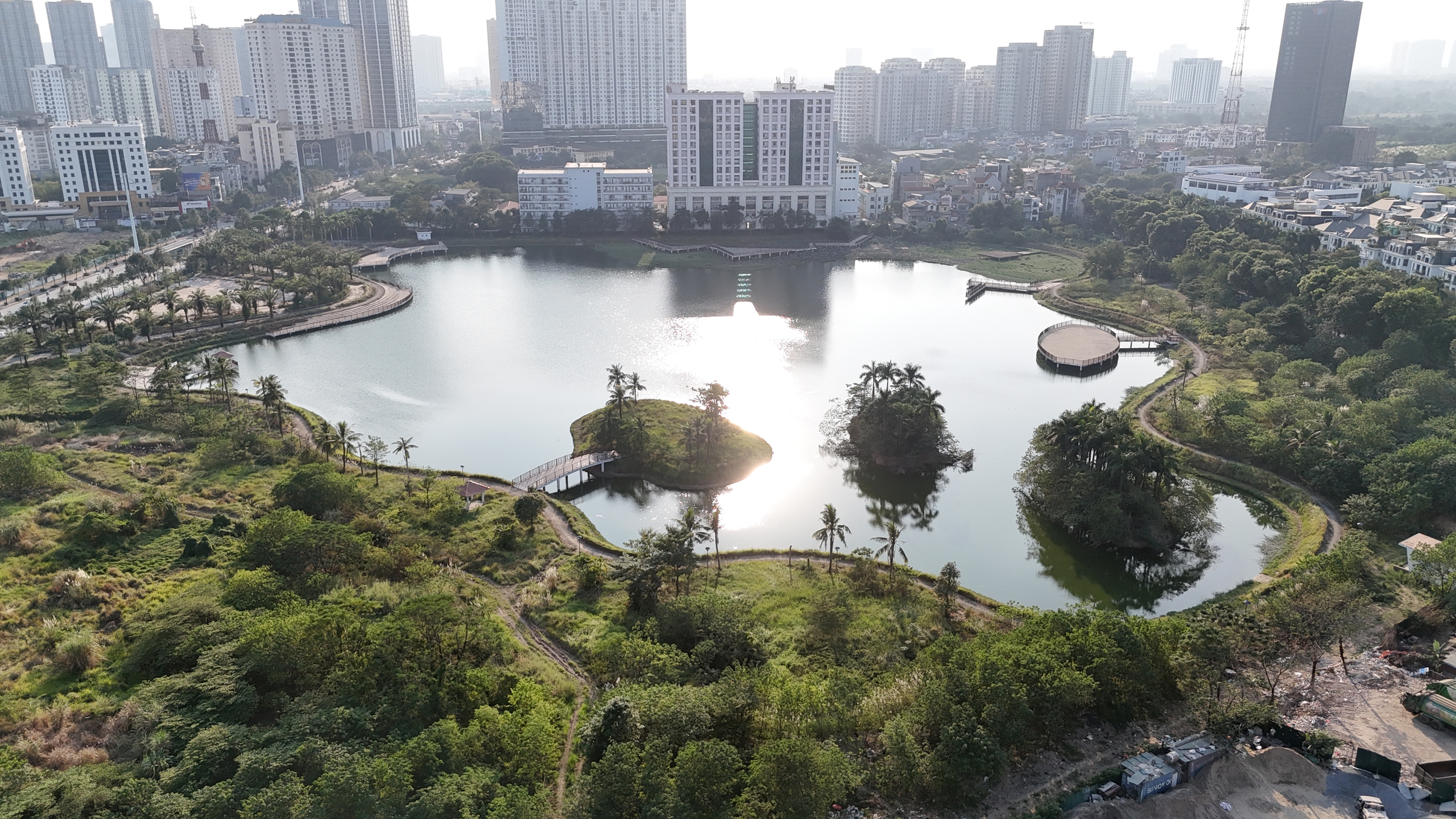 Cận cảnh c&ocirc;ng vi&ecirc;n bỏ hoang nhiều năm, nơi Chủ tịch H&agrave; Nội "lệnh" bắn ph&aacute;o hoa Tết 2025- Ảnh 1.