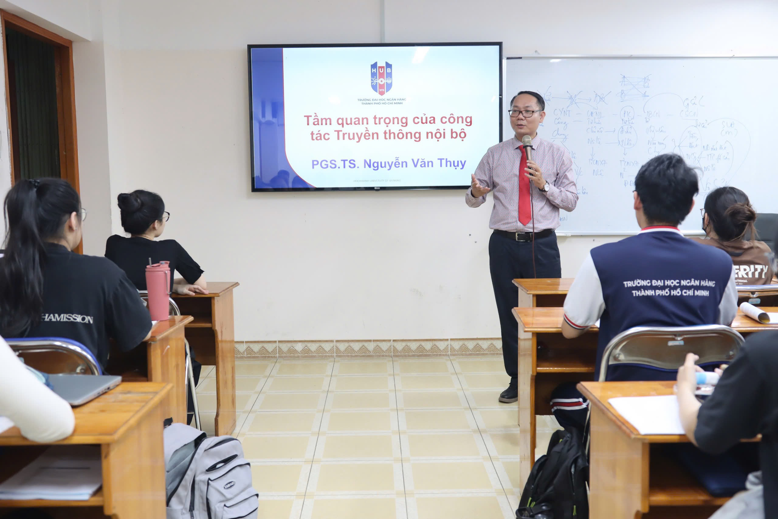 Cuộc đua n&acirc;ng tỉ lệ giảng vi&ecirc;n tr&igrave;nh độ tiến sĩ- Ảnh 1.