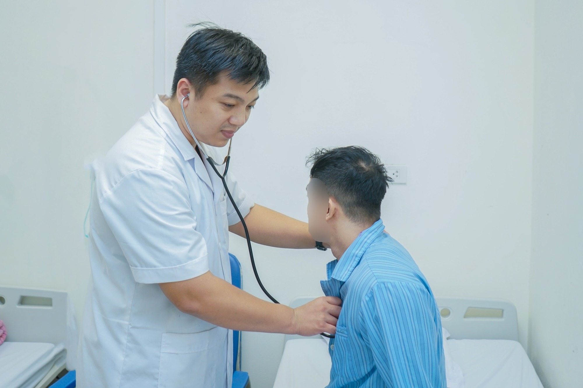 Huấn luyện vi&ecirc;n thể h&igrave;nh nhồi m&aacute;u cơ tim sau buổi tập- Ảnh 2.
