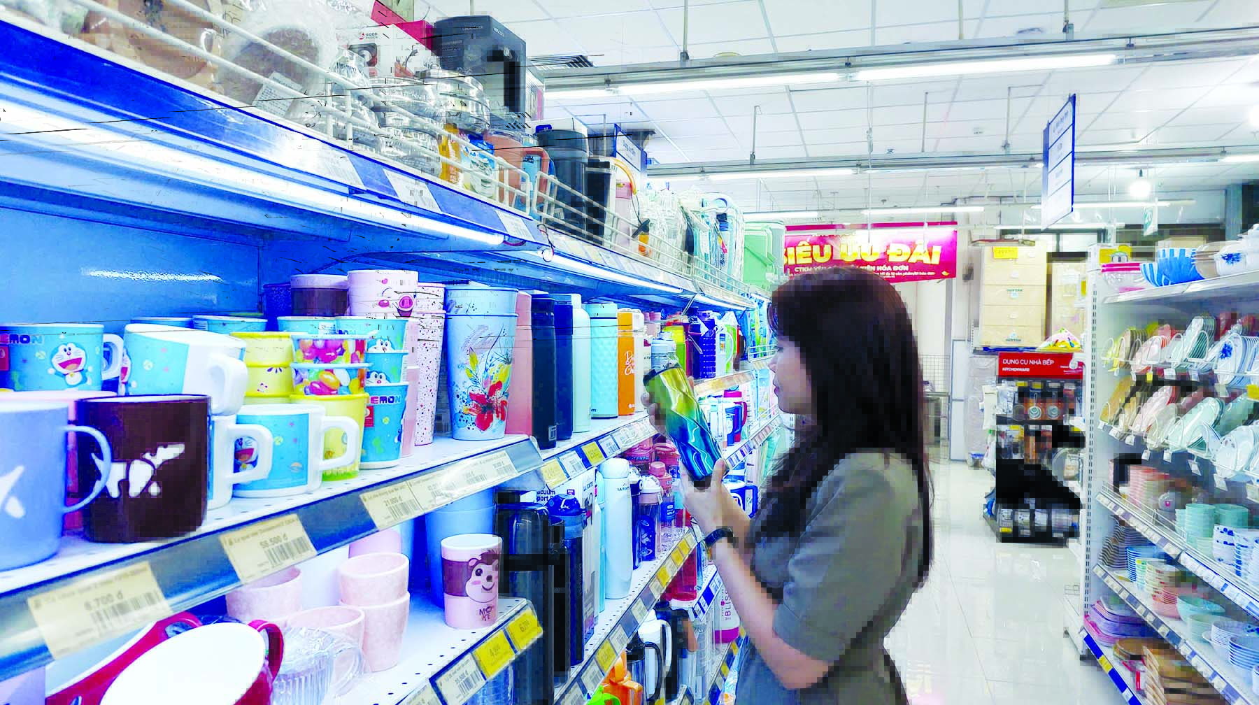 Kh&aacute;ch h&agrave;ng chọn mua sản phẩm đồ d&ugrave;ng khuyến m&atilde;i đậm tại Co.opmart