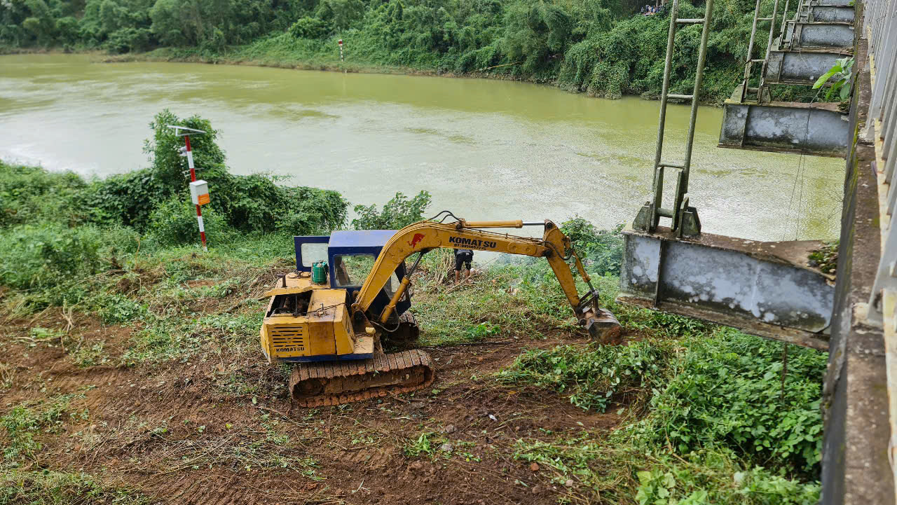 Th&ocirc;ng tin mới nhất vụ xe r&aacute;c chở 2 người bị rơi khỏi cầu treo - Ảnh 3.