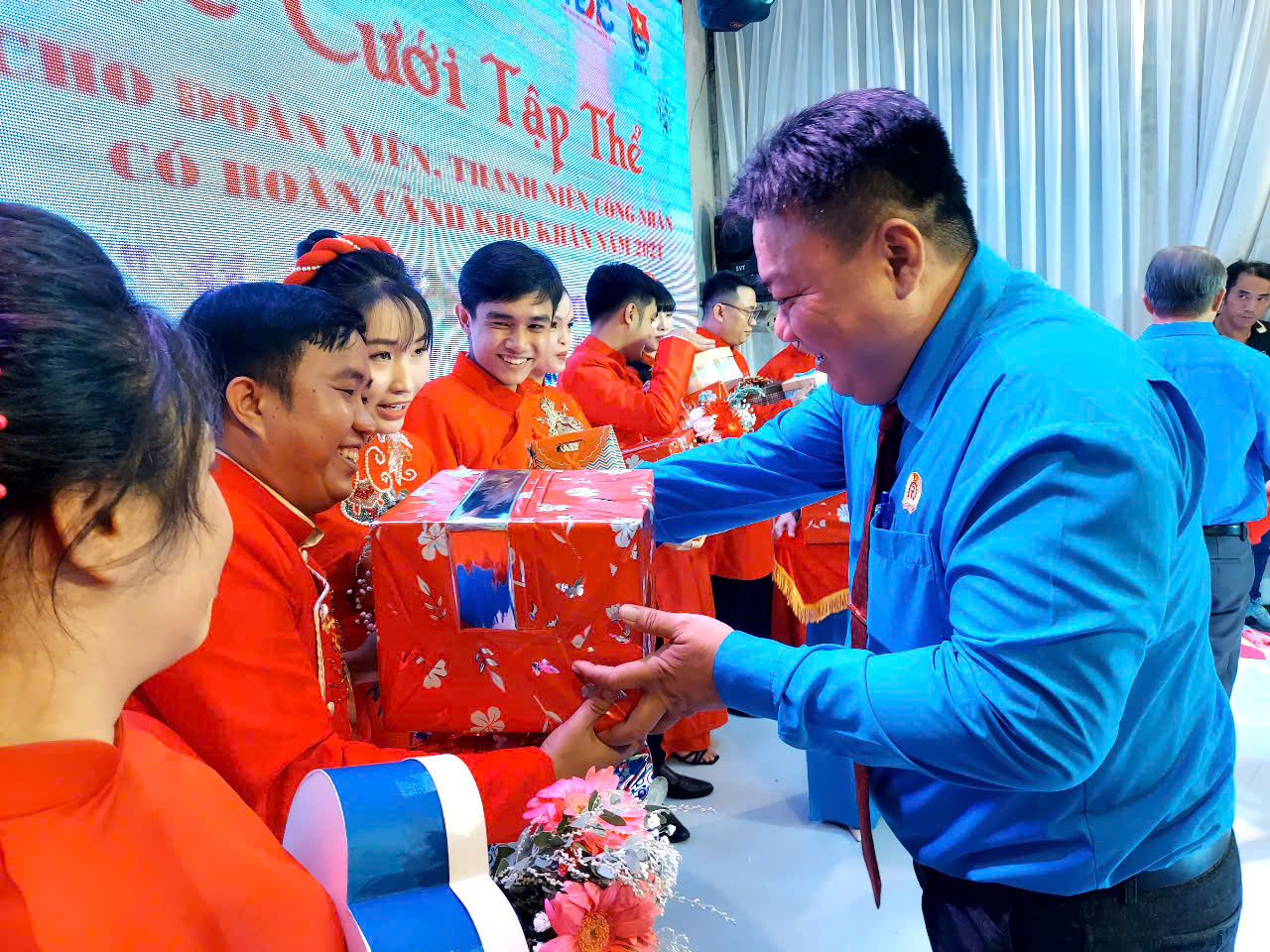 Quận 12, TP HCM: Thanh niên công nhân khó khăn rạng ngời hạnh phúc trong lễ cưới tập thể- Ảnh 5.