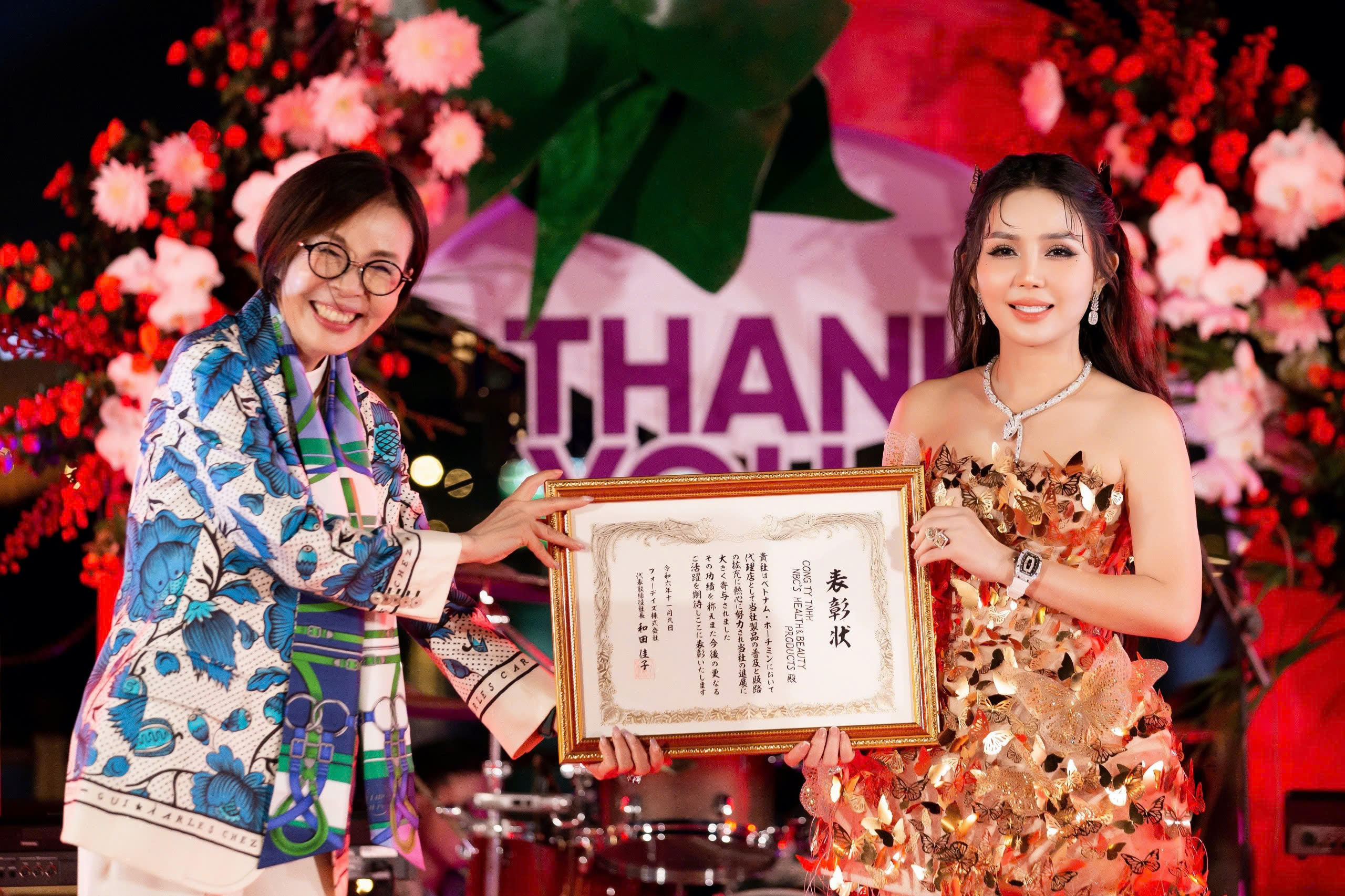 Lu&acirc;n Nguyễn c&ugrave;ng b&agrave; x&atilde; Bảo Ch&acirc;u được vinh danh nh&agrave; ph&acirc;n phối DNA Fordays xuất sắc nhất 2024- Ảnh 1.