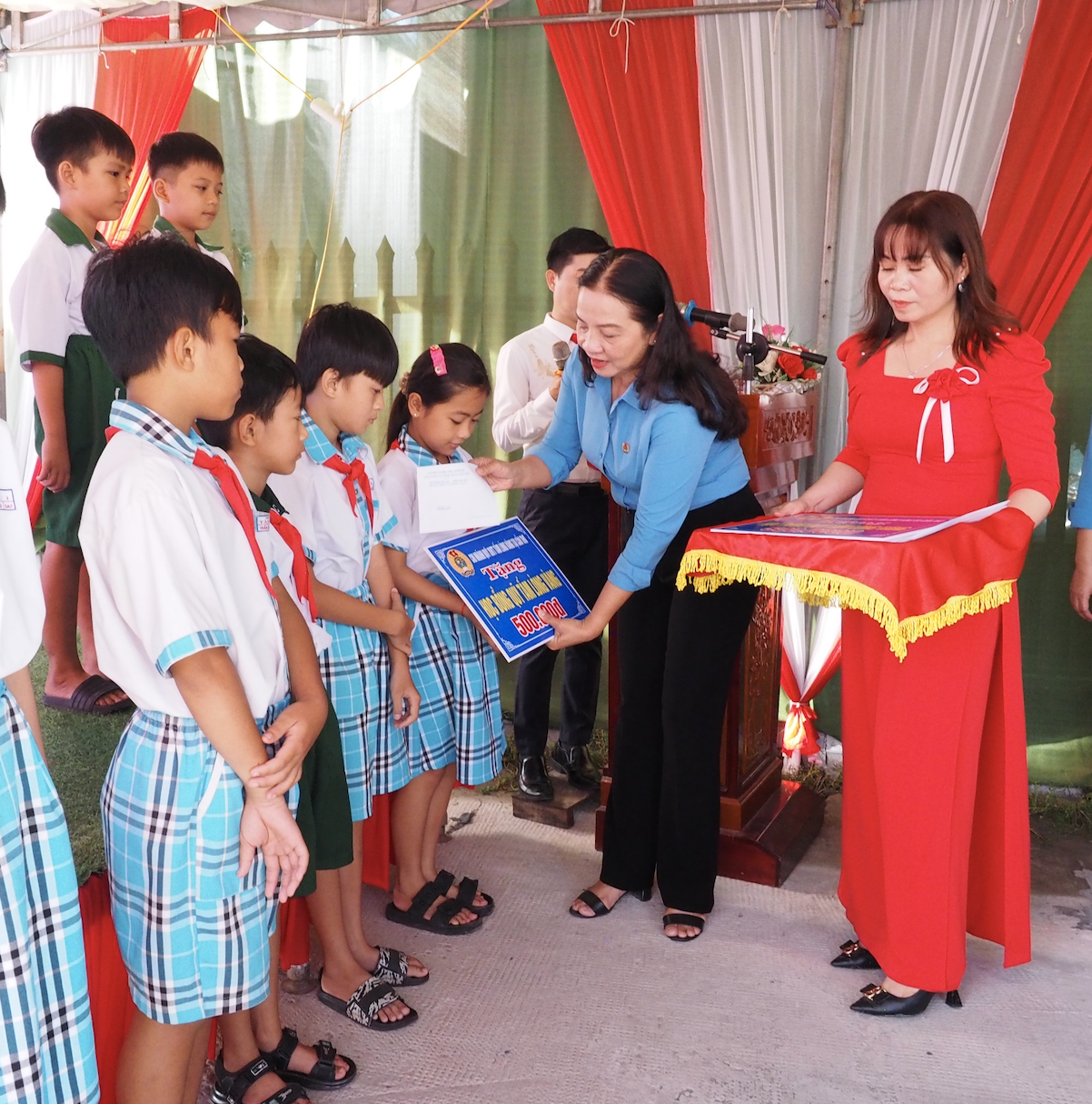 Kh&aacute;nh th&agrave;nh c&ocirc;ng tr&igrave;nh 