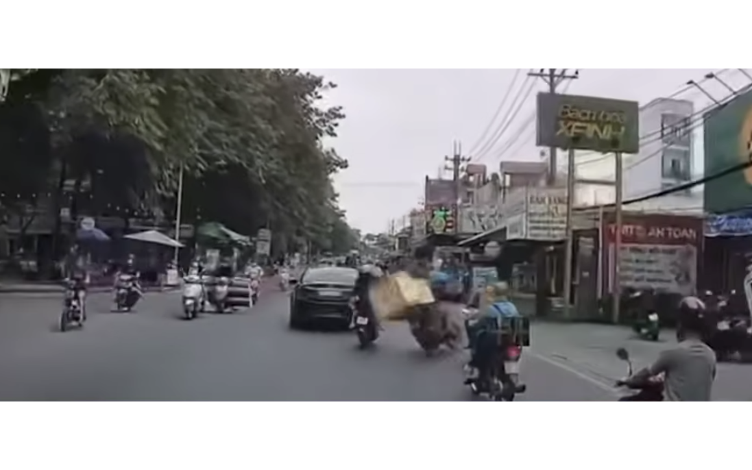 Người đạp xe chở hàng ngã xuống đường ở TP HCM khai gì?