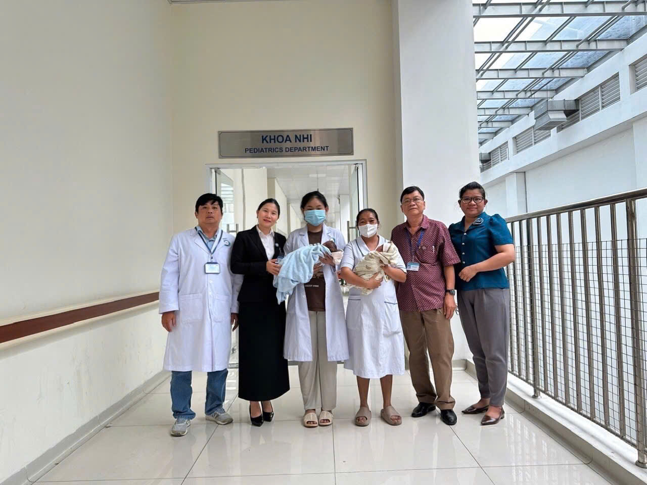 Hai b&eacute; song sinh bị bỏ rơi trong th&ugrave;ng xốp đ&atilde; xuất viện, vẫn đang t&igrave;m người th&acirc;n- Ảnh 1.