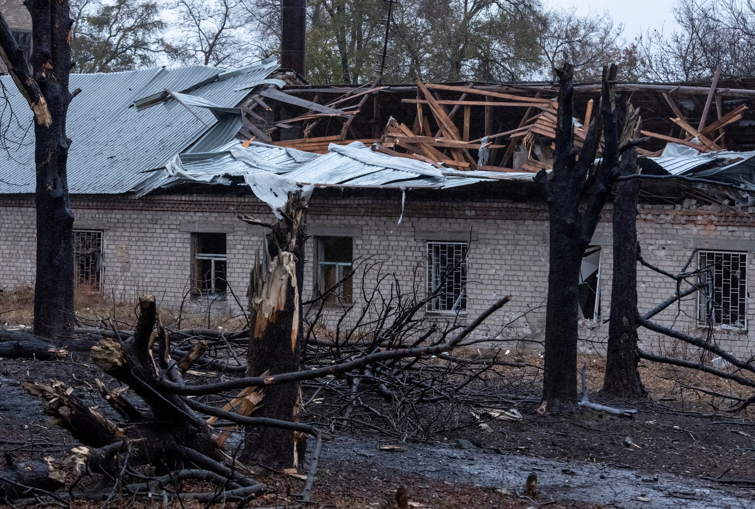 Hiện trường vụ tấn c&ocirc;ng bằng t&ecirc;n lửa Oreshnik của Nga tại TP Dnipro - Ukraine h&ocirc;m 21-11  Ảnh: REUTERS