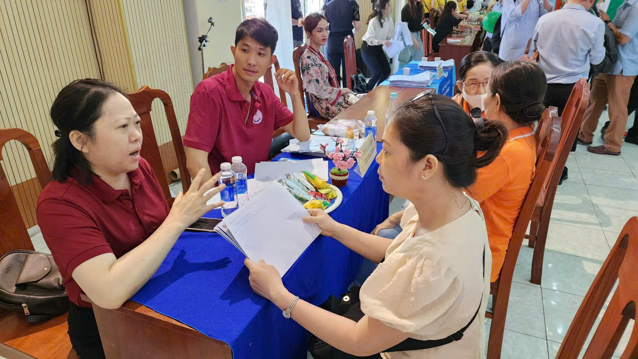 Người lao động tìm việc tại sàn giao dịch việc làm tổ chức tại Trung tâm Dịch vụ việc làm TP HCM Ảnh: HUỲNH NHƯ