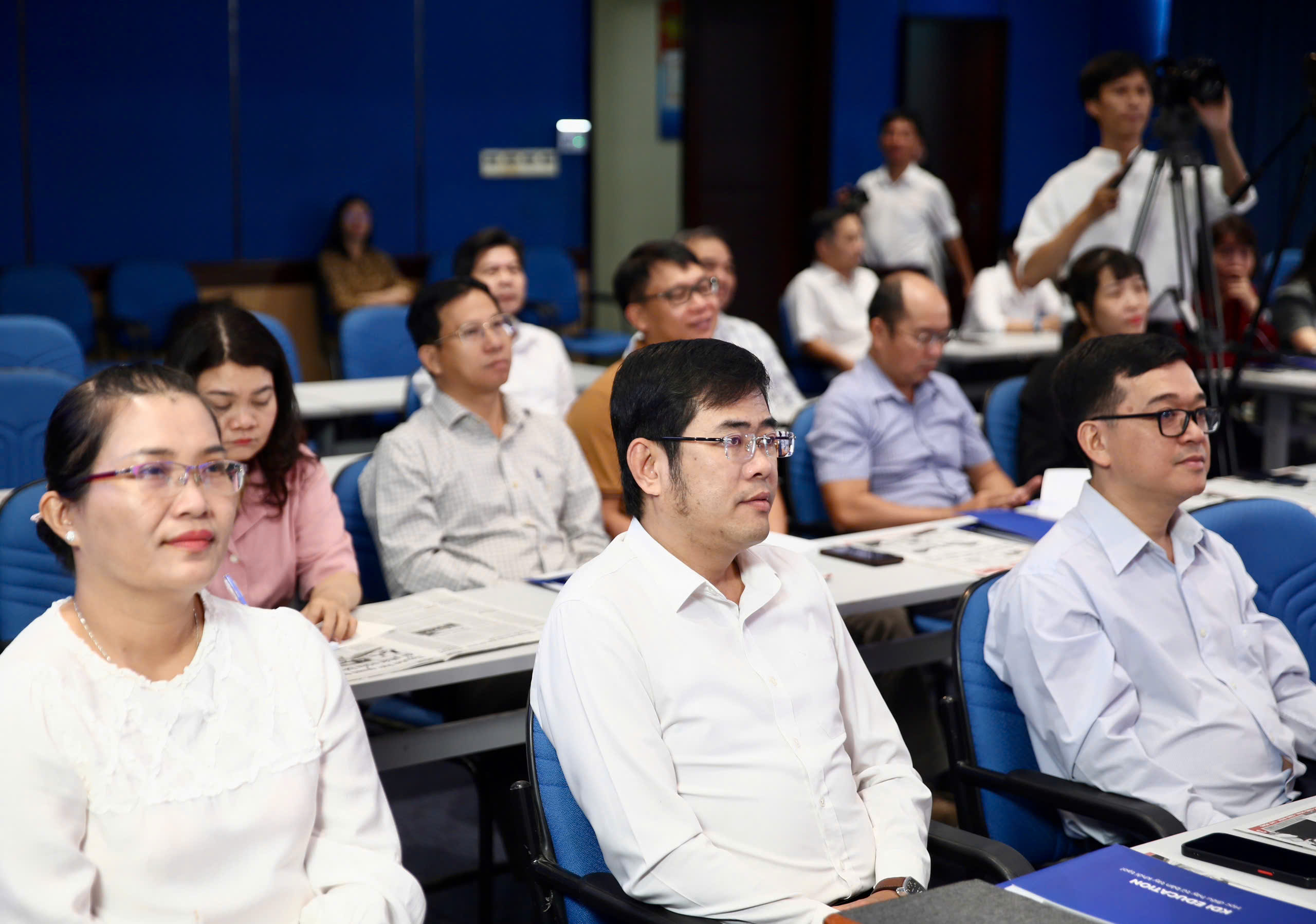 L&atilde;nh đạo của gần 50 trường THPT tham dự bồi dưỡng về &ldquo;Kỹ năng ứng xử với b&aacute;o ch&iacute; - truyền th&ocirc;ng&rdquo;- Ảnh 16.