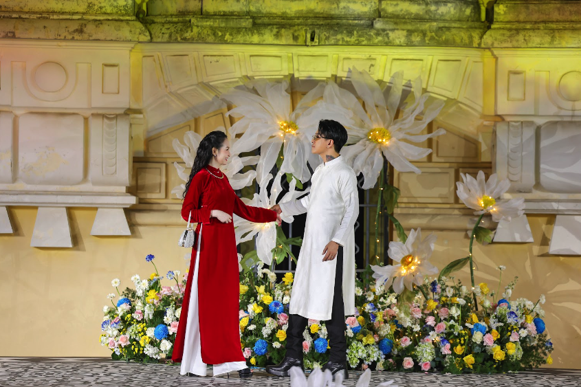 Tuấn Hưng dắt tay b&agrave; x&atilde; Hương Baby l&agrave;m vedette tại ''Bước ch&acirc;n di sản" 2- Ảnh 2.