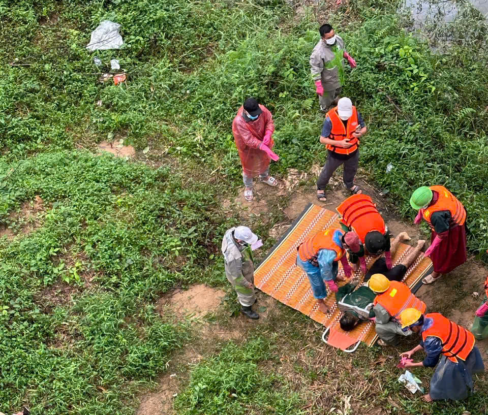 Vụ xe chở r&aacute;c t&ocirc;ng v&agrave;o th&agrave;nh cầu: Thi thể mặc quần &aacute;o c&ocirc;ng nh&acirc;n vệ sinh nổi tr&ecirc;n mặt s&ocirc;ng- Ảnh 1.