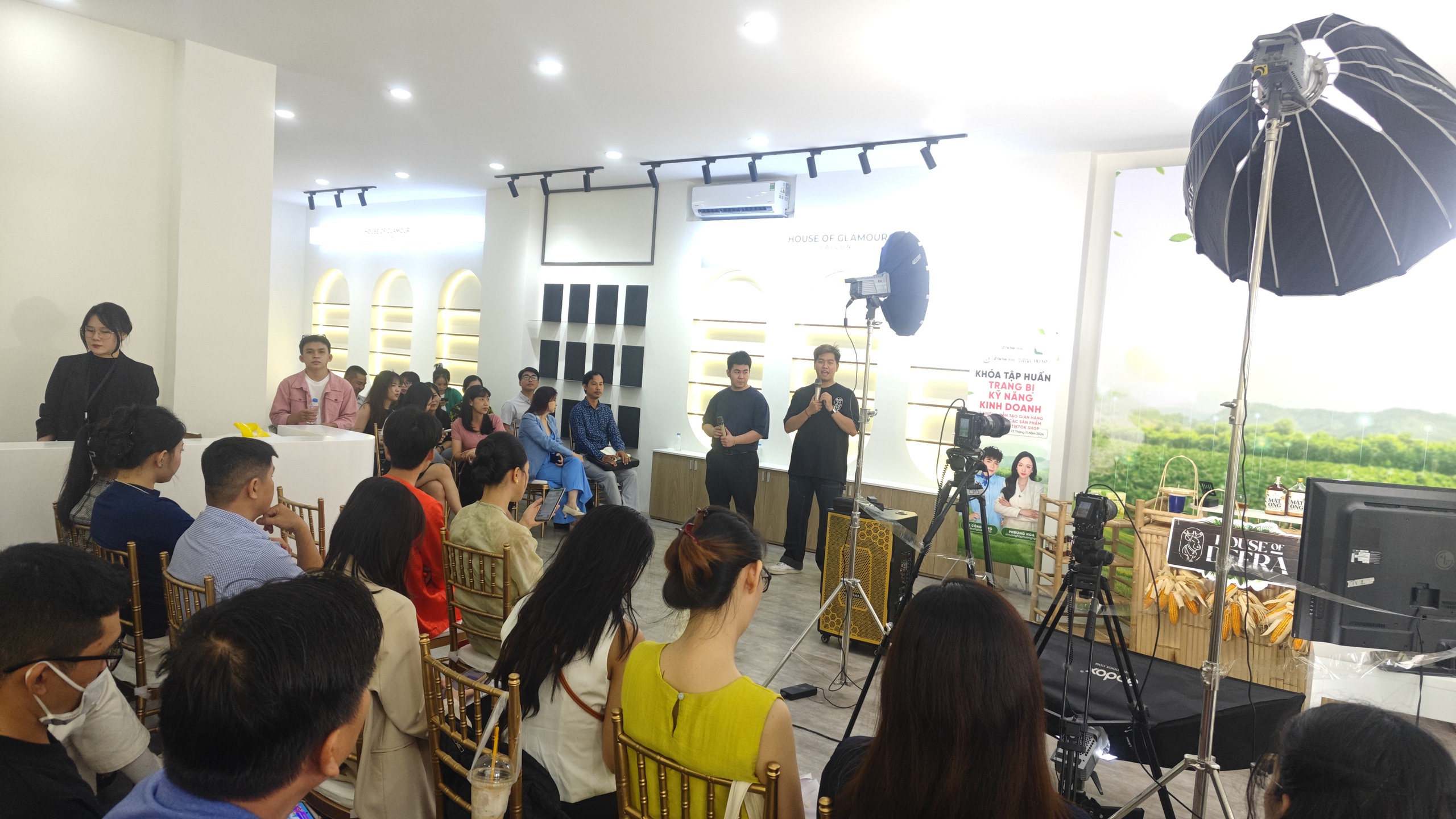 Hoa hậu c&ugrave;ng KOC 5 triệu lượt theo d&otilde;i &ldquo;thị phạm&rdquo; b&aacute;n n&ocirc;ng sản TP HCM qua livestream- Ảnh 1.