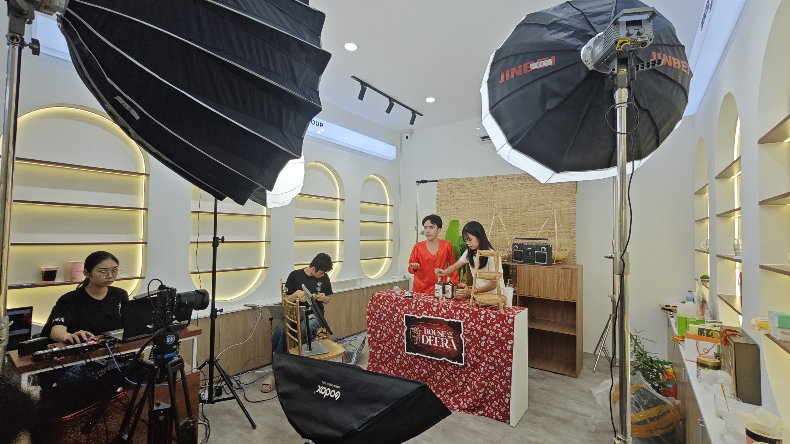 Hoa hậu c&ugrave;ng KOC 5 triệu lượt theo d&otilde;i &ldquo;thị phạm&rdquo; b&aacute;n n&ocirc;ng sản TP HCM qua livestream- Ảnh 6.