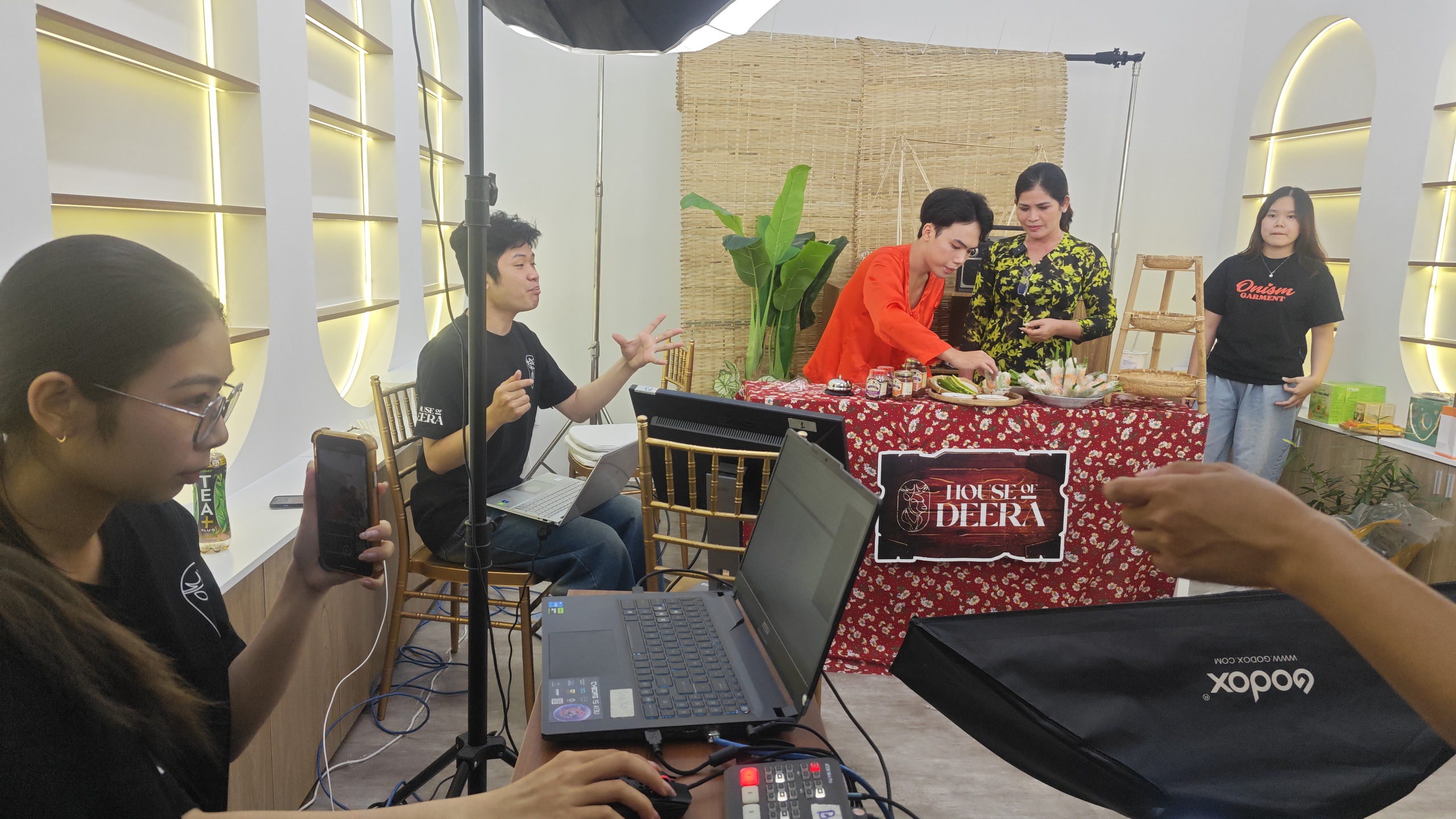 Hoa hậu c&ugrave;ng KOC 5 triệu lượt theo d&otilde;i &ldquo;thị phạm&rdquo; b&aacute;n n&ocirc;ng sản TP HCM qua livestream- Ảnh 5.