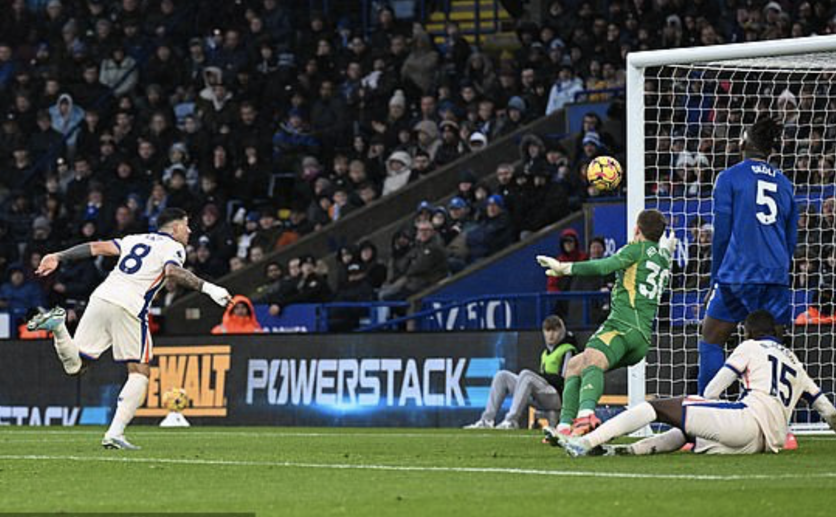 HLV Maresca gieo sầu đội b&oacute;ng cũ, Chelsea thắng Leicester giữ vững Top 3- Ảnh 4.