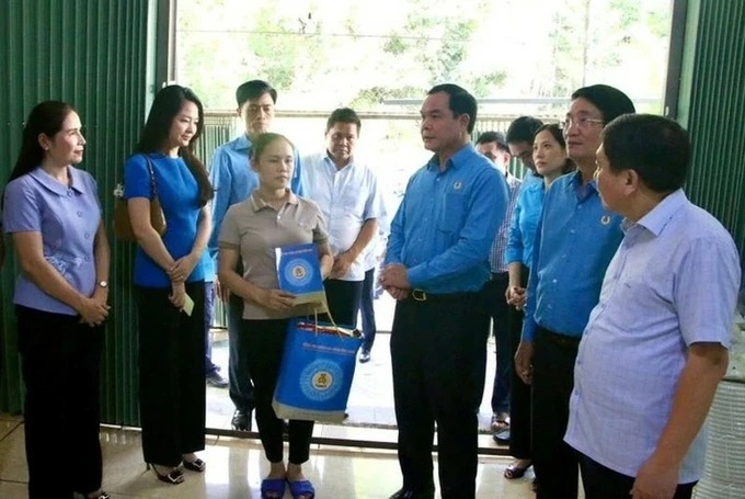 Tặng sổ tiết kiệm cho trẻ c&oacute; cha mẹ tử vong do b&atilde;o số 3- Ảnh 1.