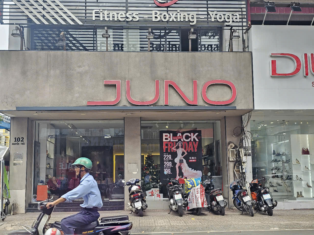 Cửa h&agrave;ng ở c&aacute;c tuyến đường trung t&acirc;m TP HCM rần rần tung giảm gi&aacute; "sập s&agrave;n" - Ảnh 2.