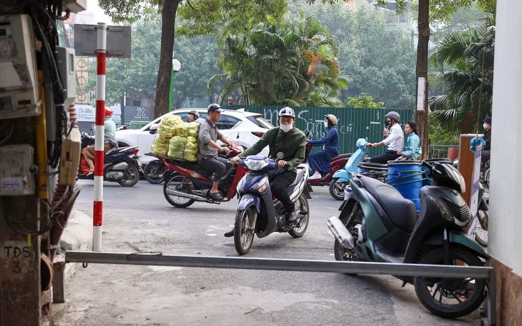 Luật sư nói gì về việc người dân lắp barie ngăn xe ở Hà Nội?
