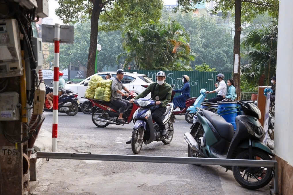 Luật sư n&oacute;i g&igrave; về việc người d&acirc;n lắp barie ngăn xe ở H&agrave; Nội?
- Ảnh 1.