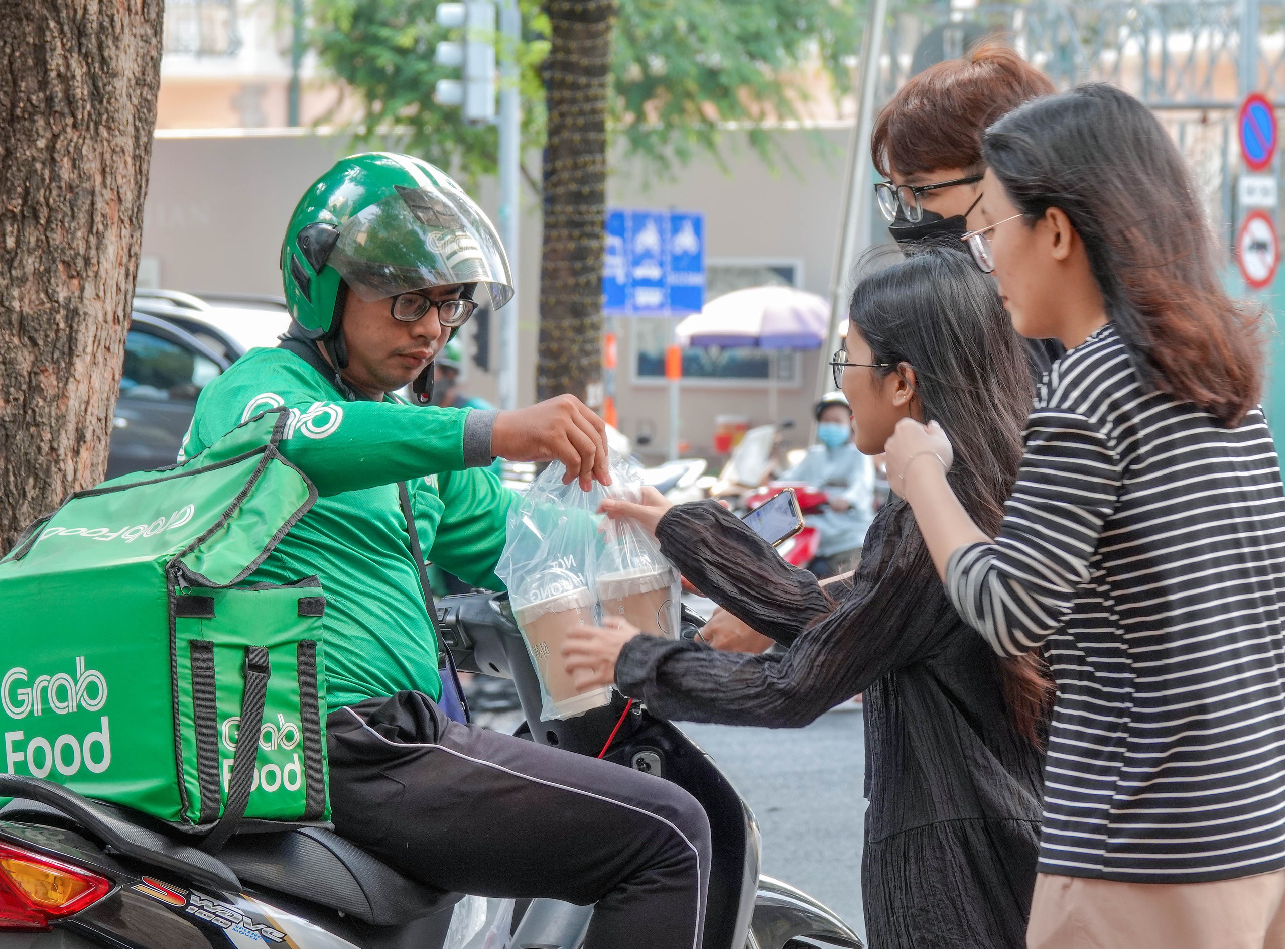 Dịch vụ gọi m&oacute;n online c&oacute; ưu điểm l&agrave; tiện lợi, ph&ugrave; hợp với cuộc sống bận rộn nhưng g&acirc;y ra lượng r&aacute;c thải nhựa lớnẢnh: HO&Agrave;NG TRIỀU