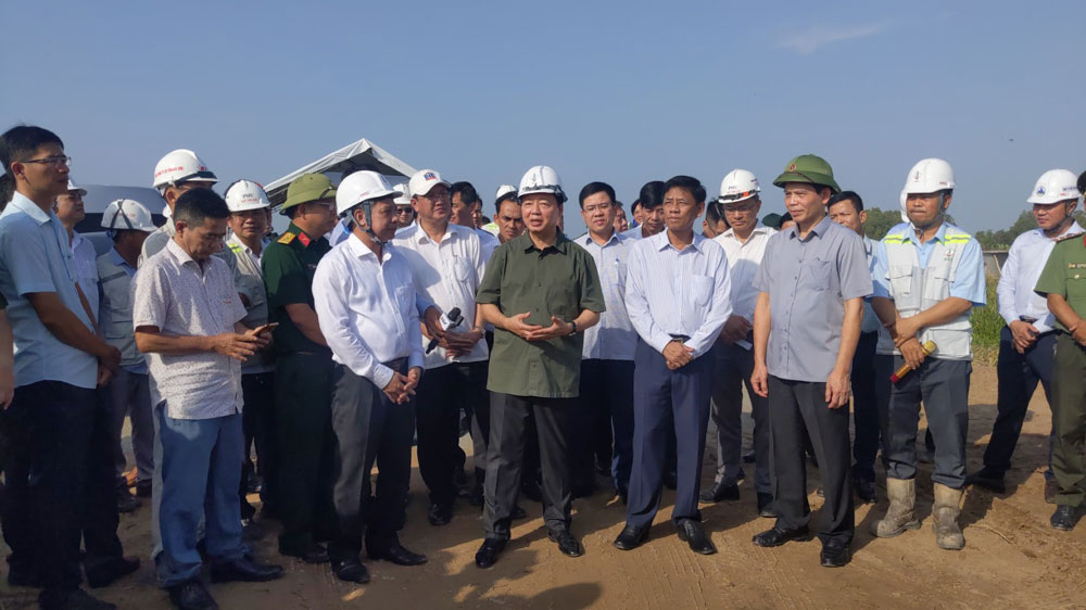 Ph&oacute; Thủ tướng Trần Hồng H&agrave; kiểm tra việc thi c&ocirc;ng tại một dự &aacute;n đường cao tốc ở ĐBSCL. Ảnh: L&Ecirc; HO&Agrave;NG