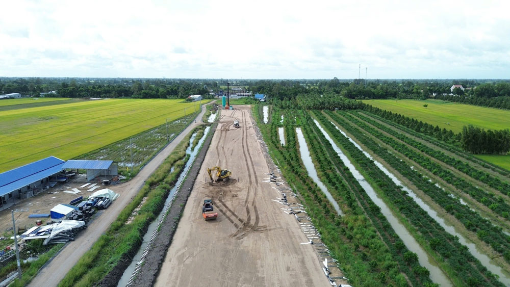 Dự &aacute;n đường cao tốc Ch&acirc;u Đốc - Cần Thơ - S&oacute;c Trăng đoạn qua Cần Thơ đang được thi c&ocirc;ng. Ảnh: CA LINH