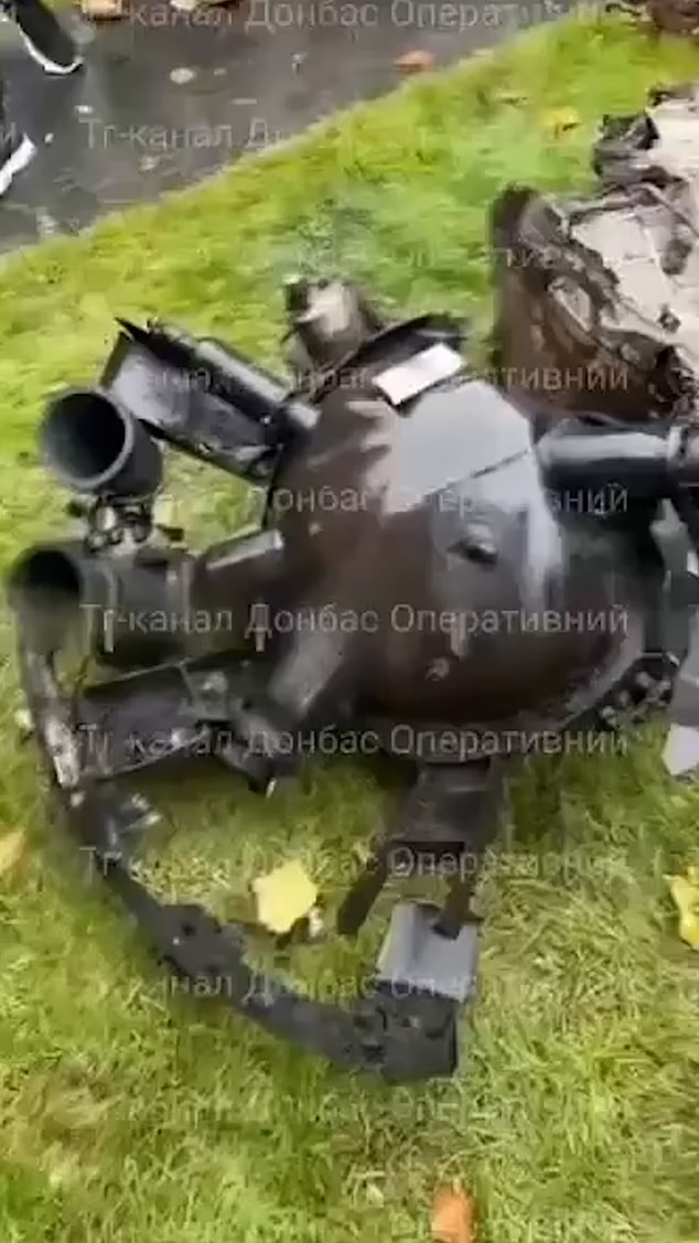 Ukraine "mổ" mảnh vỡ t&ecirc;n lửa Oreshnik mới của Nga- Ảnh 1.
