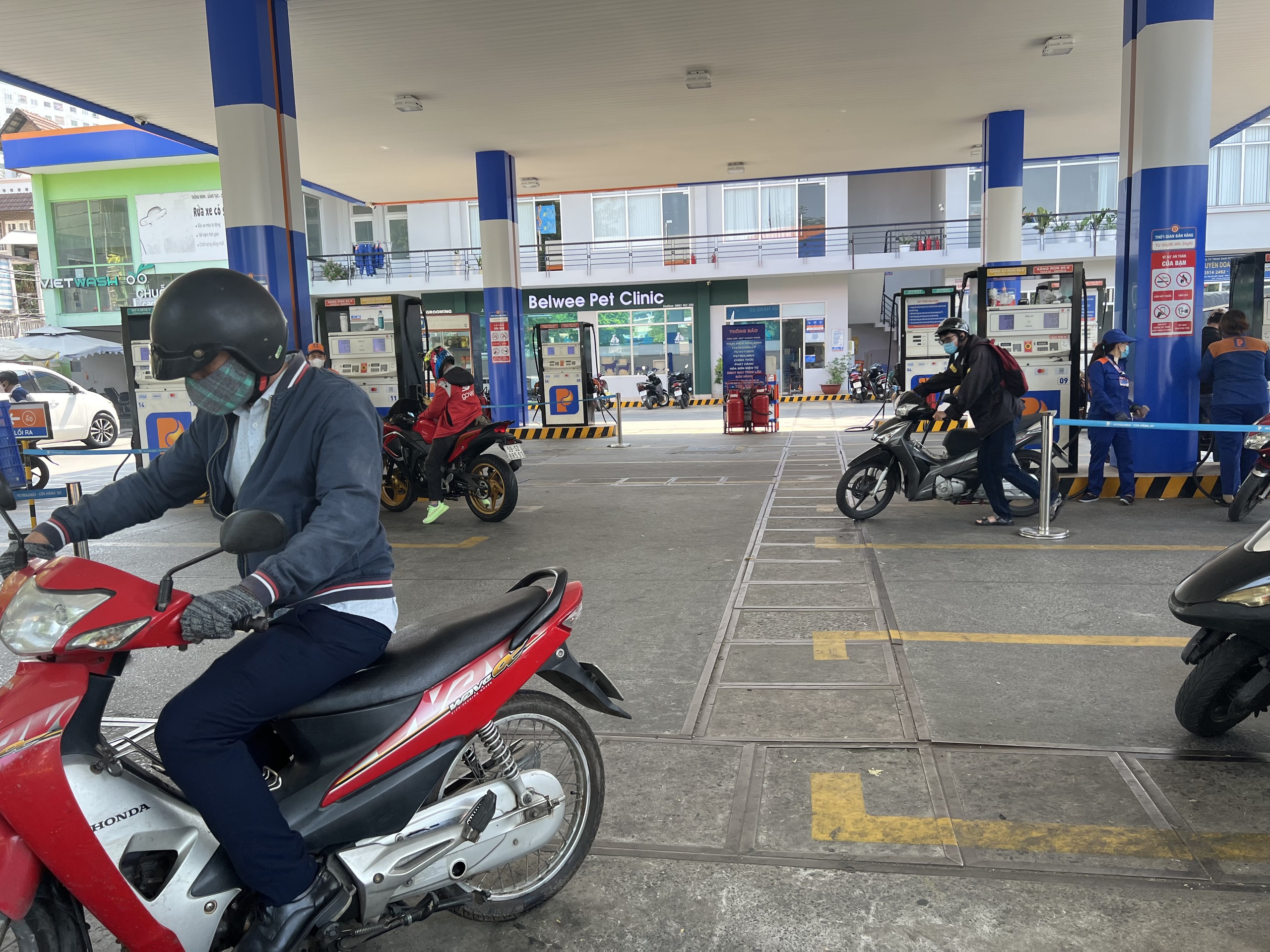 TP HCM: 100% cửa h&agrave;ng xăng dầu xuất h&oacute;a đơn b&aacute;n lẻ từng lượt cho kh&aacute;ch h&agrave;ng- Ảnh 1.