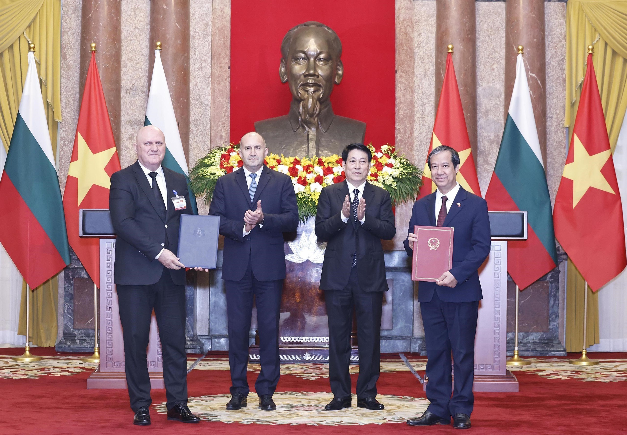 Chủ tịch nước Lương Cường và Tổng thống Bulgaria Rumen Radev chứng kiến lễ trao Thỏa thuận hợp tác về giáo dục giữa Chính phủ hai nước giai đoạn 2025-2028 Ảnh: TTXVN