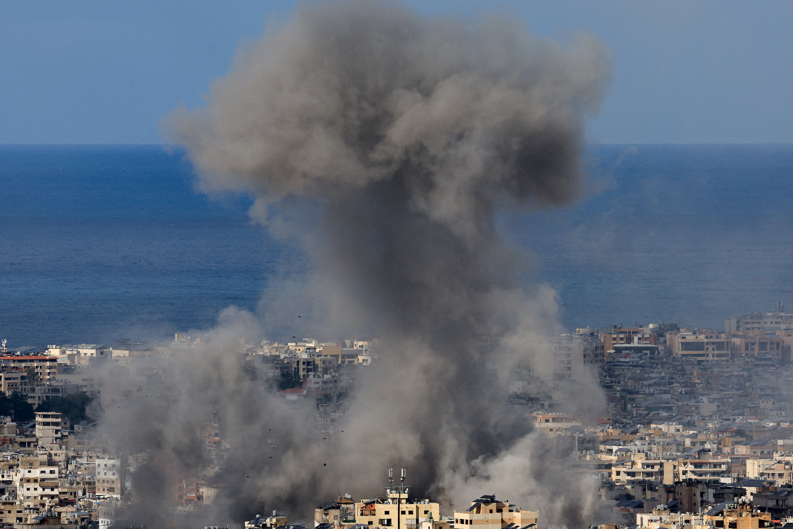 Khói bốc lên từ vùng ngoại ô phía Nam Beirut - Lebanon sau một cuộc không kích của Israel hôm 25-11Ảnh: REUTERS