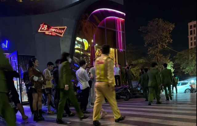 Kiểm tra vũ trường "hot" nhất Hải Ph&ograve;ng, ph&aacute;t hiện nguy&ecirc;n chủ tịch phường v&agrave; vợ dương t&iacute;nh ma t&uacute;y- Ảnh 1.