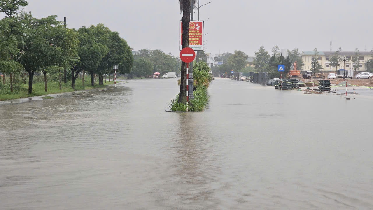 Bất chấp lũ đạt đỉnh, nh&oacute;m thanh thiếu ni&ecirc;n ra s&ocirc;ng Hương... tắm- Ảnh 6.