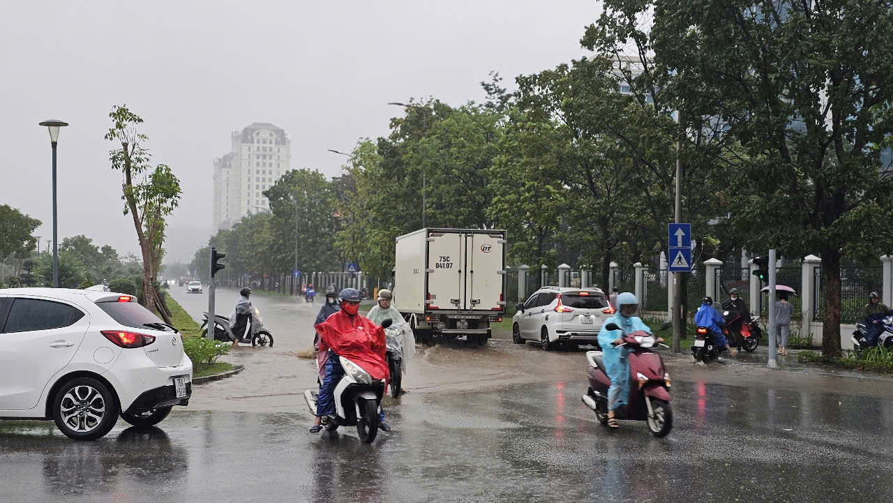Bất chấp lũ đạt đỉnh, nh&oacute;m thanh thiếu ni&ecirc;n ra s&ocirc;ng Hương... tắm- Ảnh 4.