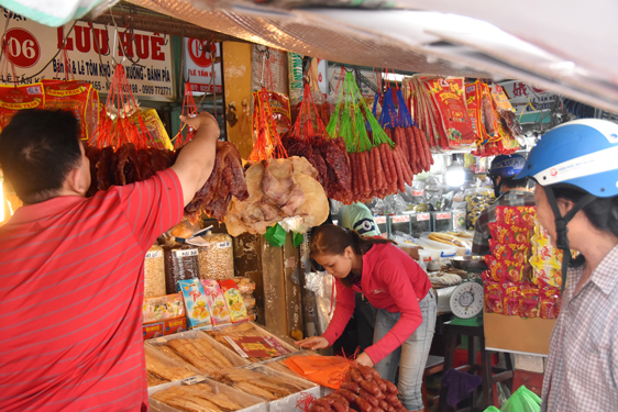 Một hộ kinh doanh thực phẩm ở chợ B&igrave;nh T&acirc;y, TP HCM. Ảnh: TẤN THẠNH