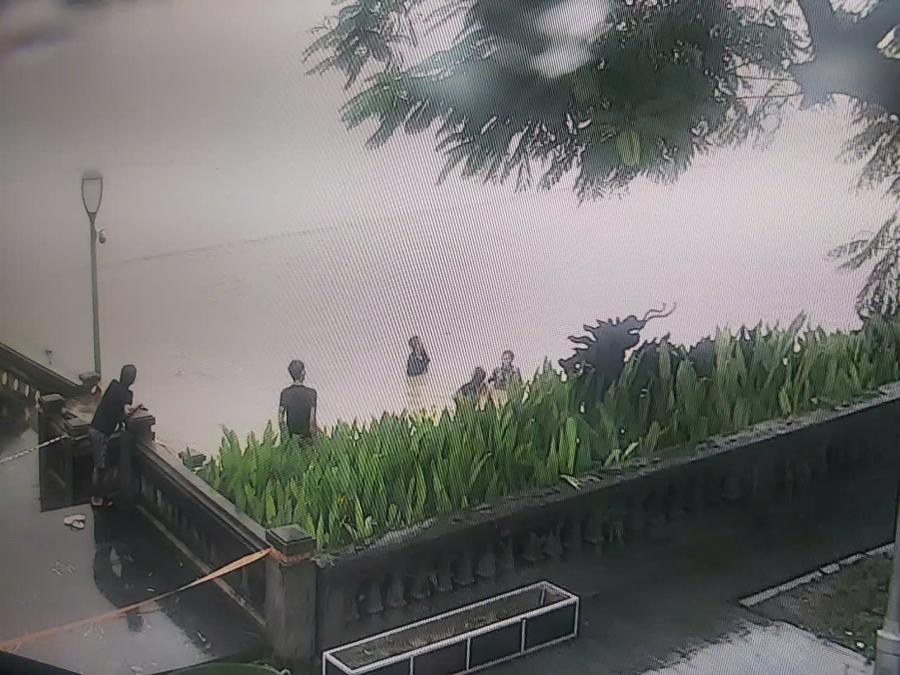 Bất chấp lũ đạt đỉnh, nh&oacute;m thanh thiếu ni&ecirc;n ra s&ocirc;ng Hương... tắm- Ảnh 1.