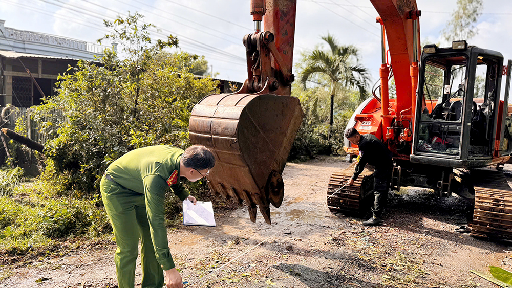 Vụ d&ugrave;ng &ldquo;bơm xăng&rdquo; tấn c&ocirc;ng đo&agrave;n cưỡng chế: Bắt 6 đối tượng- Ảnh 1.