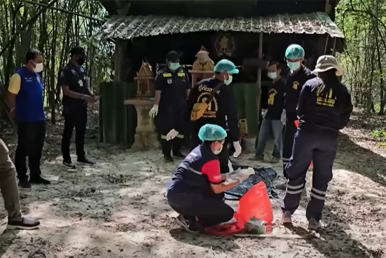 Cảnh s&aacute;t thu thập chứng cứ tại tu viện  Pa Nakhon Chaibovorn h&ocirc;m 23-11. Ảnh: Bangkok Post