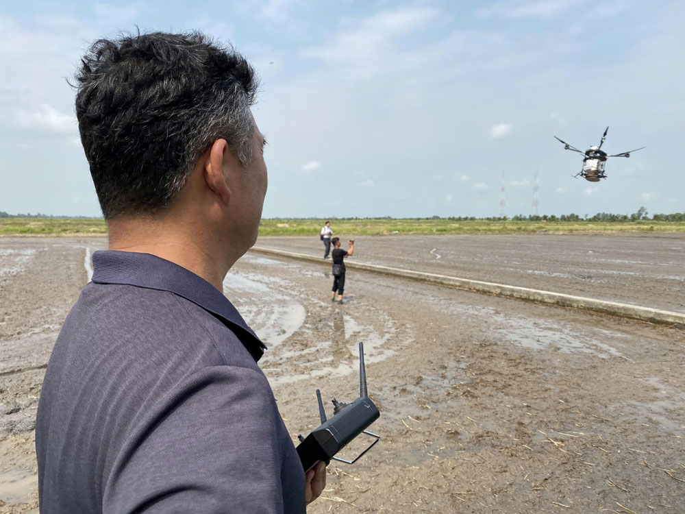 N&ocirc;ng d&acirc;n Cần Thơ sử dụng drone để sạ l&uacute;a. Ảnh: L&Ecirc; HO&Agrave;NG VŨ