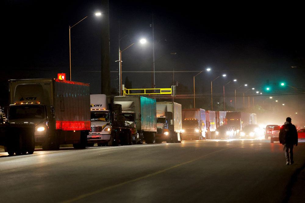 Xe tải đang xếp h&agrave;ng d&agrave;i gần cầu vượt bi&ecirc;n giới Zaragoza-Ysleta để v&agrave;o Mỹ tại Ciudad Juarez - Mexico h&ocirc;m 25-11. Ảnh: REUTERS