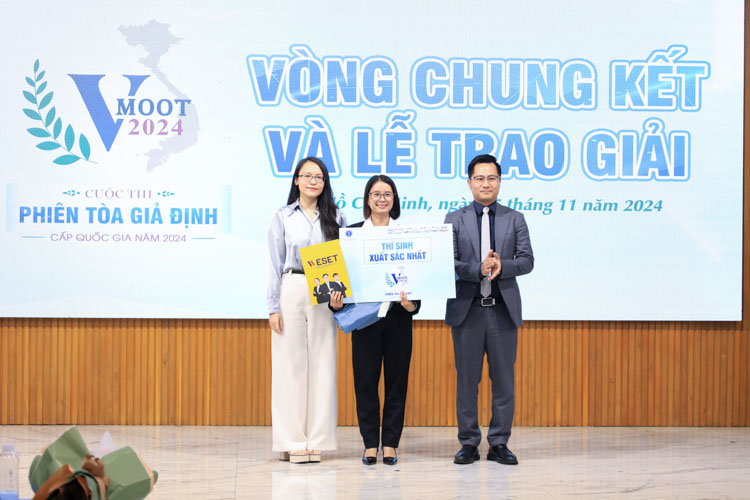 Trường ĐH Luật TP HCM gi&agrave;nh chiến thắng cuộc thi Phi&ecirc;n t&ograve;a giả định cấp quốc gia 2024- Ảnh 2.