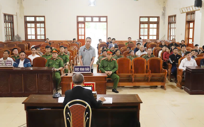 Nghịch tử dí dao vào cổ, đánh gãy tay bố đẻ sau khi đòi tiền mua xe máy không được 